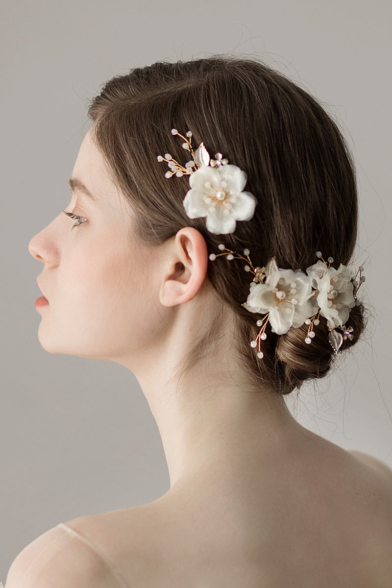 peigne de mariée embelli de fleurs et perles